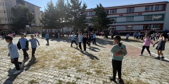 Her üç çocuktan biri yoksul, her beş çocuktan biri okula aç gidiyor