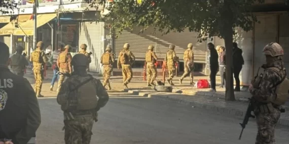 DEM Parti Iğdır İl binasına polis baskını. Gözaltılar var