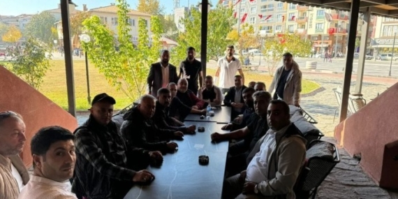 Irkçı saldırganlar düğün sahiplerinden özür diledi