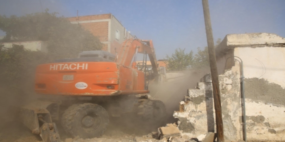 Huzur Mahallesinde metruk yapılara kontrollü yıkım