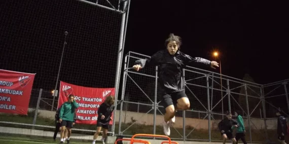 Batmanlı 14 Yaşındaki Sümeyye Aslan, Kadın Futbol Liglerinde tarihe geçti