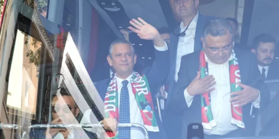 Özel ‘sürecin yanında’: ‘CHP iyi yerde durmuş’ diye tarihe not düşülür