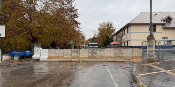 Kayyım atanan Dersim Belediyesi girişi beton bariyerlerle kapatıldı Kayyım atanan Dersim Belediyesi girişi beton bariyerlerle kapatıldı