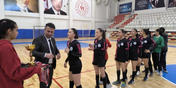 Batman spor lisesi kızları hentbolda şampiyon oldu