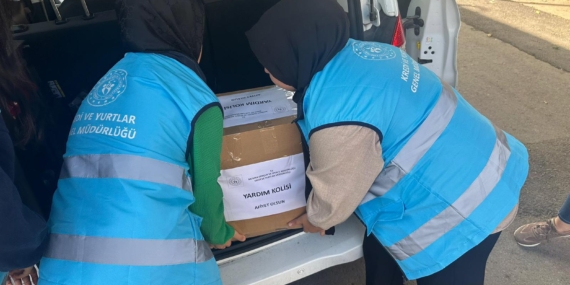 Öğrenciler yardım kolilerini ihtiyaç sahiplerine ulaştırıyor