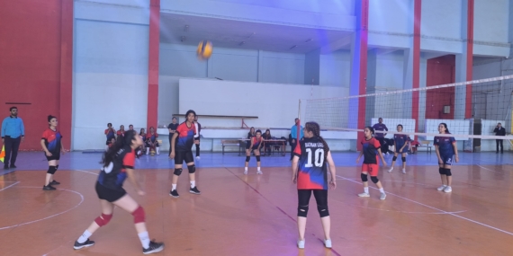 Okul sporları voleybol maçlarıyla başladı