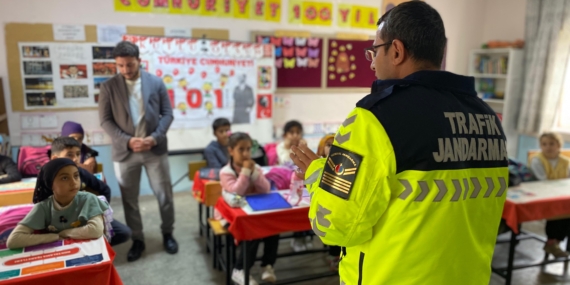 Hasankeyf’te köy okulu öğrencilerine trafik eğitimi