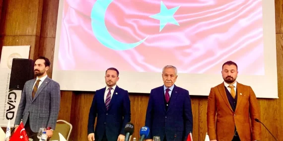 Bülent Arınç’tan siyasete eleştiri: Toplum geçim derdinde, siyasetçiler baş döndüren gündem değişikliği yarışında