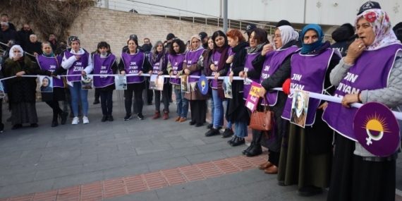 TJA aktivistleri Batman’da yaşam zinciriyle saldırılara tepki gösterdi