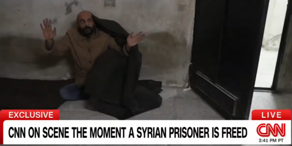 Suriye’de hapishanede unutulan mahkum, CNN ekibinin canlı yayınıyla ortaya çıktı