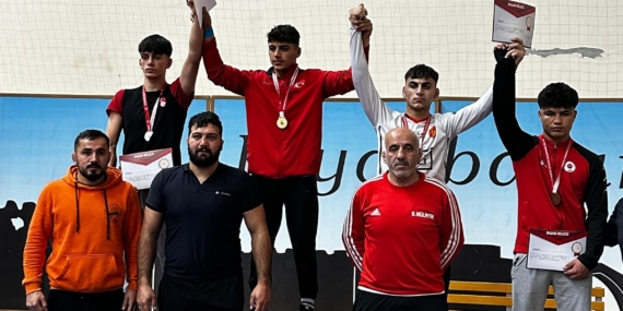 Batmanlı güreşçilerden büyük başarı: Türkiye dereceleriyle döndüler