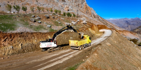 Kozluk ilçesinde Alıçlı Grup Köy yolunda genişletme çalışmaları tamamlandı