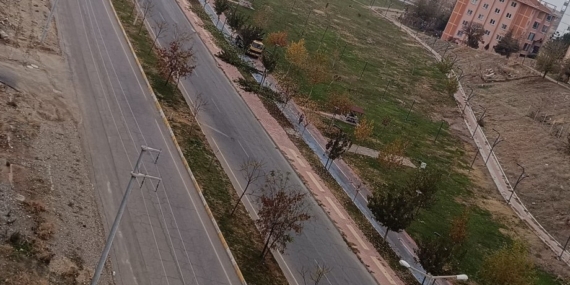 Batman Üniversitesi yoluna yaya geçidi talebi: Engelli ve bebek arabaları mağdur oluyor