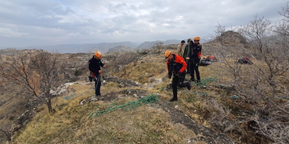 Hasankeyf’te kurtarma operasyonu: Mahsur kalan keçi kurtarıldı