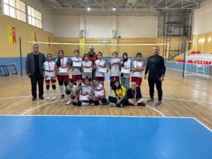 VOLEYBOL KIZLAR ŞAMPİYON (1)