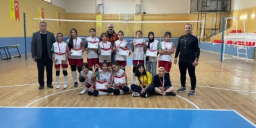 VOLEYBOL KIZLAR ŞAMPİYON (1)