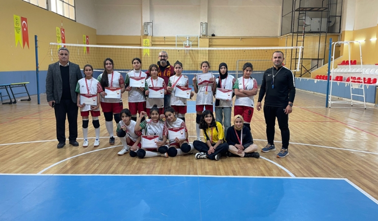 VOLEYBOL KIZLAR ŞAMPİYON (1)