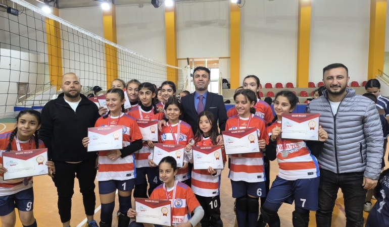 VOLEYBOL KÜÇÜK KIZLAR 1