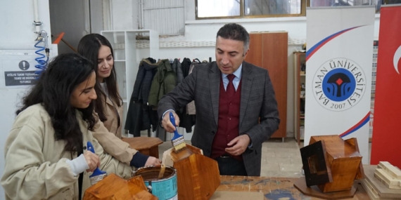 Batman Üniversitesi’nden doğaya katkı: Geri dönüşümden kuş yuvaları