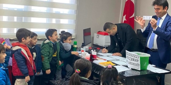 Minik öğrencilerden Demokrasi ve İnsan Hakları Haftası’nda özel etkinlik
