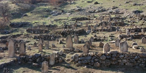 Alıçlı tarihi mezarlıkta temizlik ve restorasyon çalışmaları devam ediyor Alıçlı tarihi mezarlıkta temizlik ve restorasyon çalışmaları devam ediyor