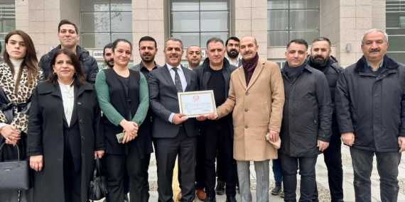 AK Parti Batman İl Başkanı Hüseyin Şansi mazbatasını aldı