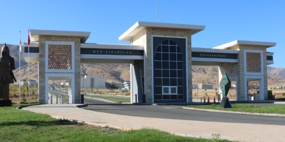 Kürt Dili hocasına, okul kütüphanesindeki Kürtçe şiir kitaplarını okuttuğu için soruşturma açıldı