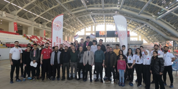 Batman olimpik yüzme havuzunda şampiyonluk mücadelesi