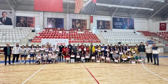 Batman’da Spor Lisesi genç kızları futsalda il şampiyonu oldu