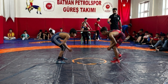 Batmanlı güreşçiler 5 kategoride 41 dalda şampiyonluk için yarıştı