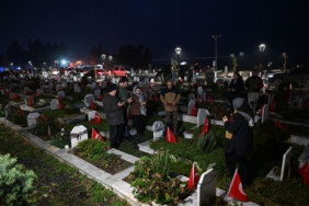 Deprem mezarlık dua