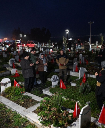 Deprem mezarlık dua