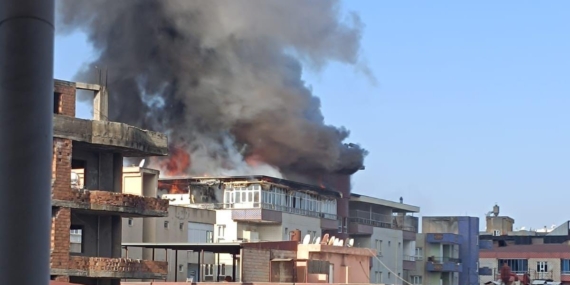 Batman Çamlıtepe Mahallesi’nde Apartmanın Çatısında Yangın Çıktı