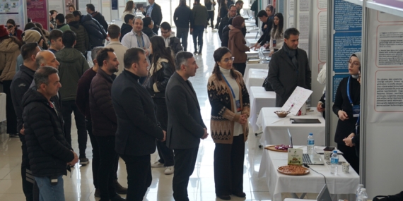 Rektör Prof. Dr. İdris Demir, TÜBİTAK Lise Öğrencileri Araştırma Projeleri Sergisini gezdi