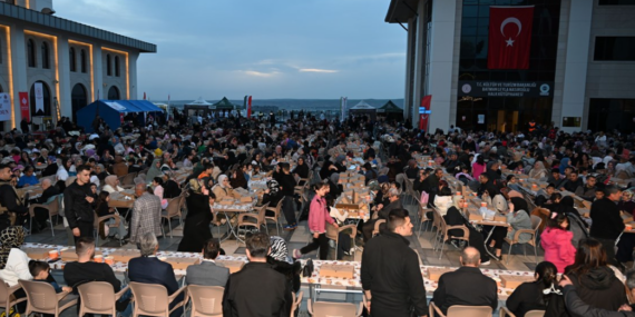 Batman’da Kadir Gecesi’nde yüzlercee kişi iftar sofrasında buluştu