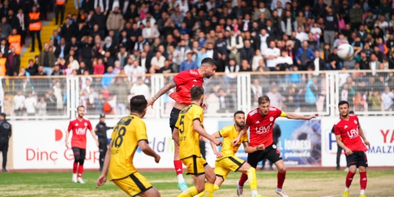 Batman Petrolspor hakemi de yendi: Taraftarlar öfkeli