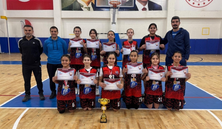 KÜÇÜKLER BASKETBOL ŞAMPİYON KIZLAR