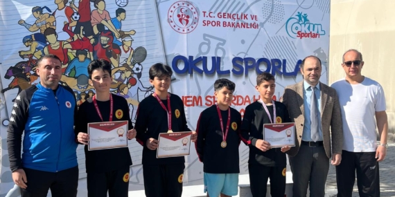 Batman Atatürk Ortaokulundan teniste çifte final