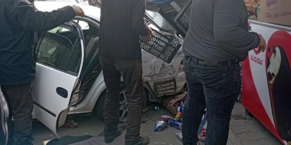Batman’da kaza: Araç iş yerine girdi
