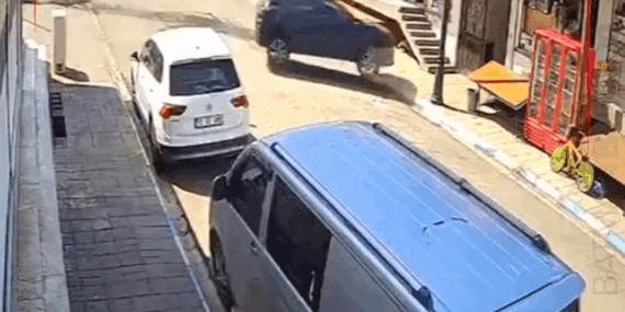 Gercüş’te virajı alamayan otomobil evin girişine çarptı: Sürücü yaralı