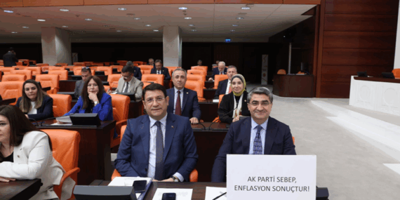 Ekmen’den Meclis’te pankartlı protesto: Bu söz yüzünden bir vatandaş tutuklandı