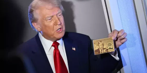 Trump ‘altın kartı’ gösterdi: ‘5 milyon dolara bu sizin olabilir’ Trump ‘altın kartı’ gösterdi: ‘5 milyon dolara bu sizin olabilir’