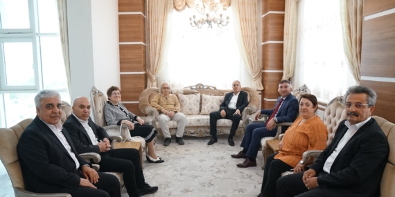Rektör Prof. Dr. İdris Demir’den emekli personele plaket
