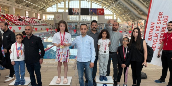 Batman’da minikler yüzmede kıyasıya yarıştı