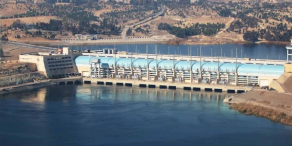 Suriye Geçiş Hükümeti’ne bağlı gruplar, Tişrîn Barajı’nı bombalıyor. 