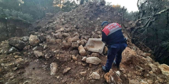 Mersin’de vali ve albay kaçak kazı yaparken yakalandı