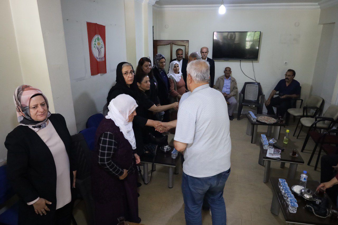 DEM Parti Batman İl Binası’nda Sırrı Süreyya Önder için taziye GqMRBHHWUAAj7TU