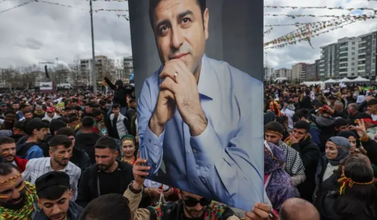 Demirtaş: Sürecin kilit kavramı 'silah' değil 'kardeşliktir' Selahattin Demirtaş