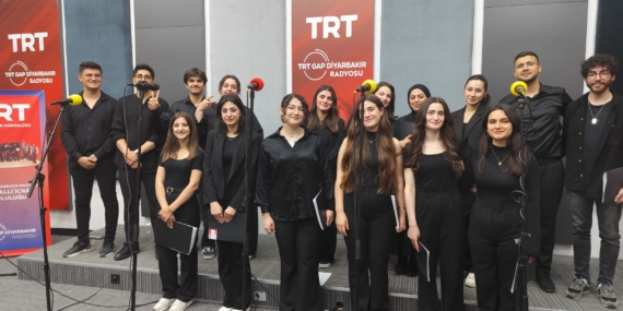 Batman Üniversitesi Güzel Sanatlar Fakültesi korosundan başarılı canlı yayın performansı