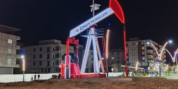 Batman girişine yeni bir petrol anıtı